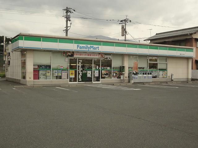 ファミリーマート／直方バイパス店 (320m)