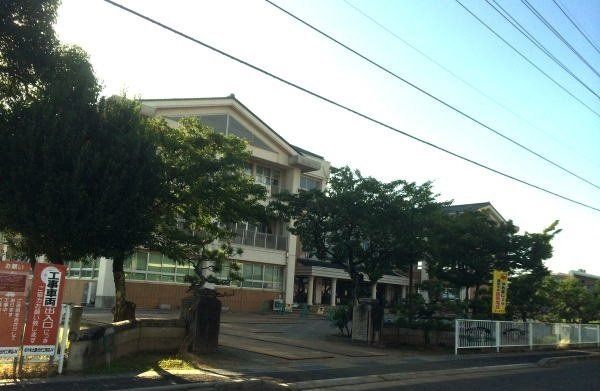 吉川小学校まで1100m