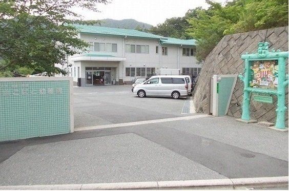 焼山こばと幼稚園まで1900m