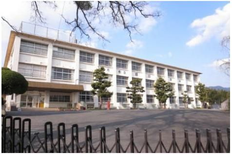 直方市立感田小学校(1300m)
