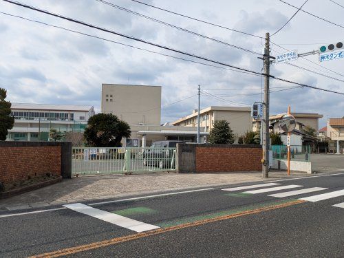 近くの岡山市立高松中学校まで638m(徒歩8分)