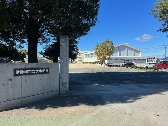 近くの伊勢崎市立境小学校まで92m（徒歩2分）