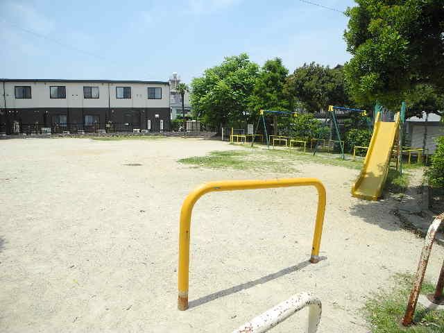 近くの百合野児童公園まで411m(徒歩6分)