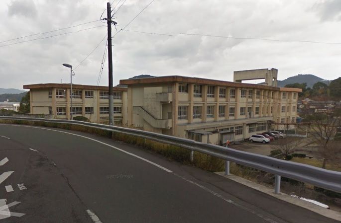 近くの諫早市立真城小学校まで1,209m(徒歩16分)