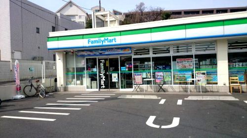 近くのファミリーマート鶴見宮ノ下店まで160m(徒歩2分)