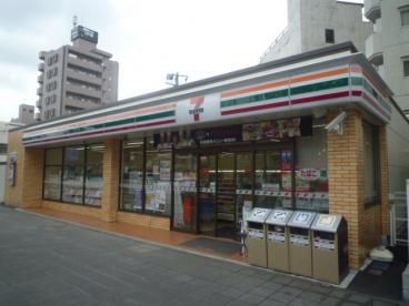 近くのセブンイレブン・新宿下落合駅北店まで245m(徒歩4分)