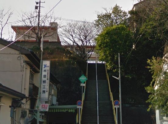 近くの長崎市立城山小学校まで494m（徒歩7分）