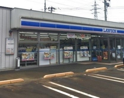 近くのローソン見附学校町店まで382m（徒歩5分）