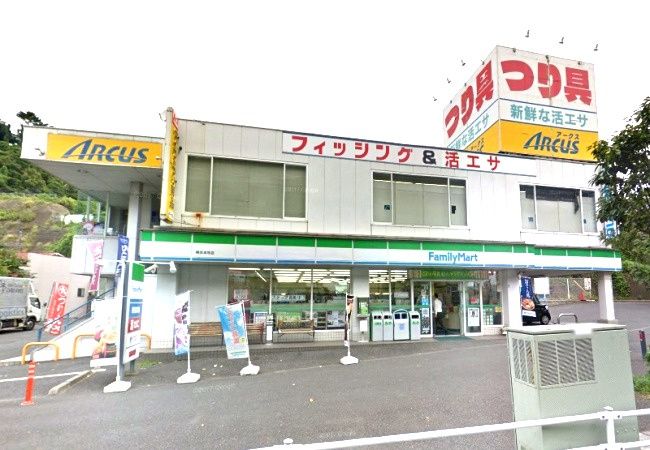 近くのファミリーマートまで194m（徒歩3分）