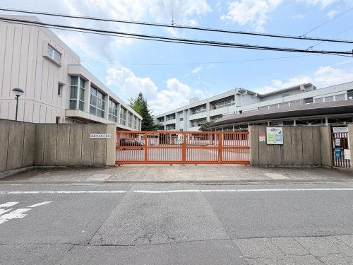 近くの箕面市立南小学校まで594m(徒歩8分)