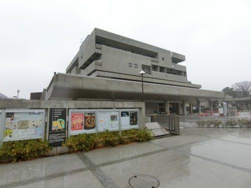 近くの神奈川県立青少年センターまで1,384m（徒歩18分）