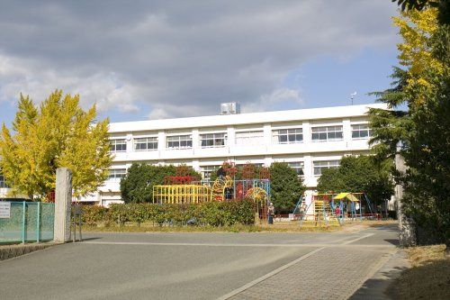 近くの知多市立新知小学校まで692m(徒歩9分)
