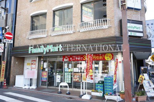 近くのファミリーマート サンズ大岡山北口店まで580m（徒歩8分）