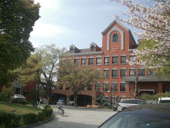 近くの長崎市立山里小学校まで404m(徒歩6分)