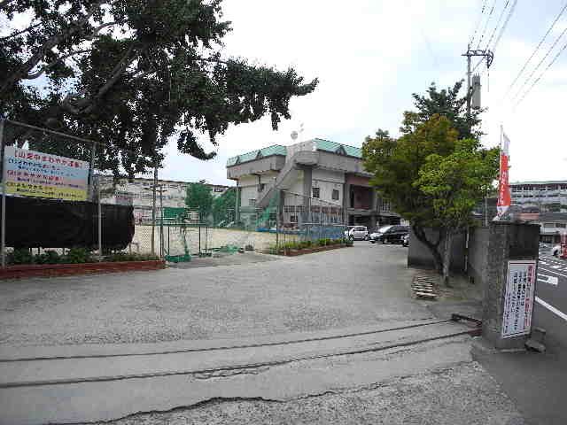 近くの長崎市立山里中学校まで633m(徒歩8分)