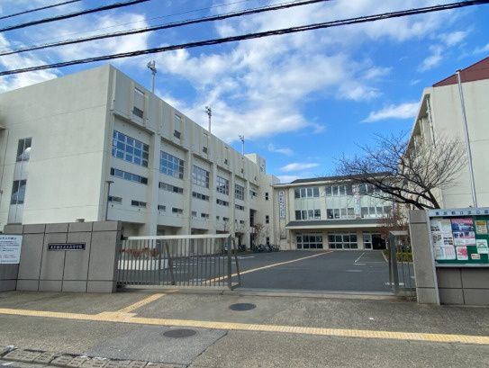 近くの足立高等学校まで635m(徒歩8分)