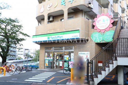 近くのファミリーマートまで824m(徒歩11分)