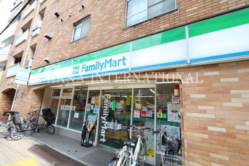 近くのファミリーマートまで854m(徒歩11分)