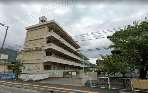 近くの呉市立白岳小学校まで1,100m(徒歩14分)