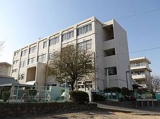 近くの倉敷市立南中学校まで845m(徒歩11分)