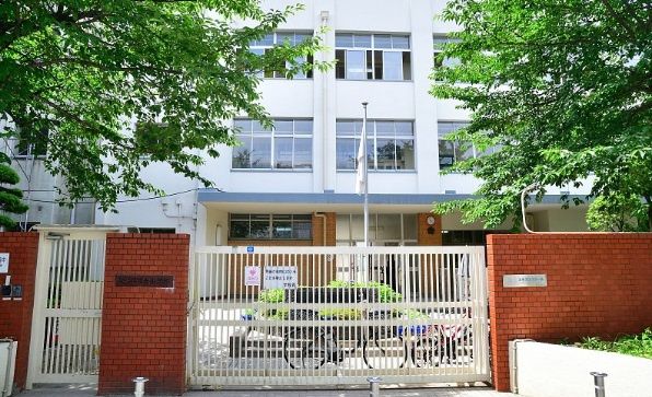 近くの大阪市立晴明丘小学校まで526m(徒歩7分)
