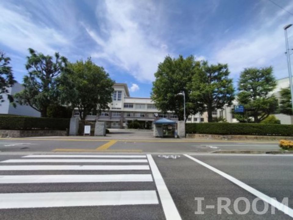 近くの愛媛県立松山東高校まで907m（徒歩12分）