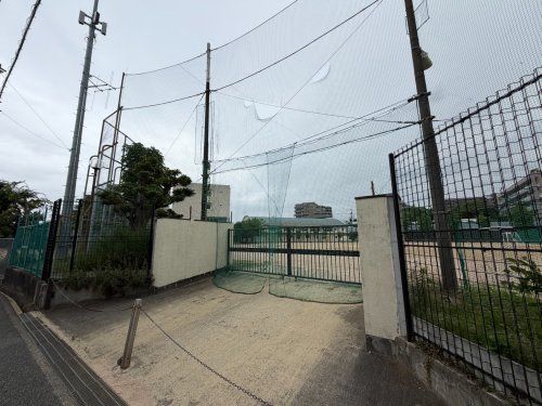 近くの豊中市立第十三中学校まで526m(徒歩7分)