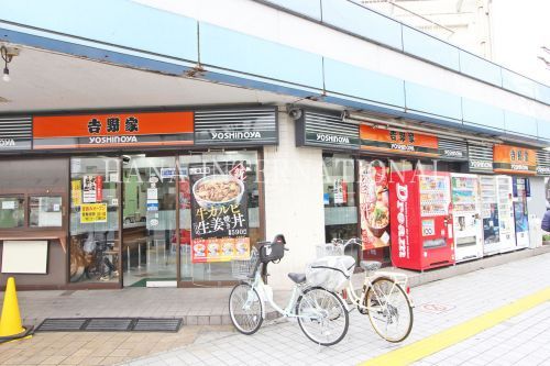 近くの吉野家 竹ノ塚駅前店まで986m（徒歩13分）