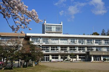 近くの栄町立安食小学校まで1,409m(徒歩18分)