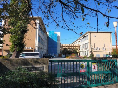 近くの江南市立布袋小学校まで637m（徒歩8分）