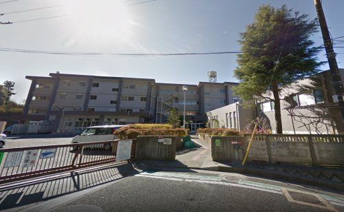近くの横須賀市立小原台小学校まで607m(徒歩8分)