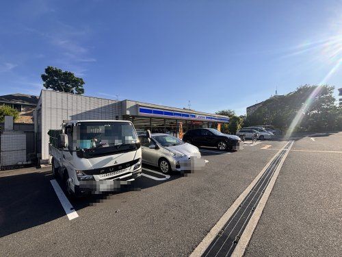 近くのローソン東豊中町二丁目店まで442m(徒歩6分)