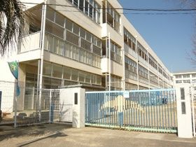 近くの神戸市立千鳥が丘小学校まで1,345m(徒歩17分)