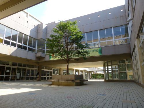 近くの横須賀市立大塚台小学校まで660m(徒歩9分)