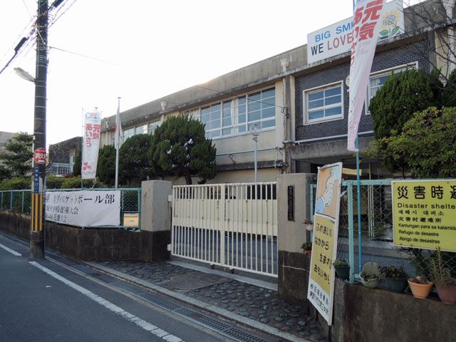 近くの寝屋川市立第三中学校まで99m（徒歩2分）