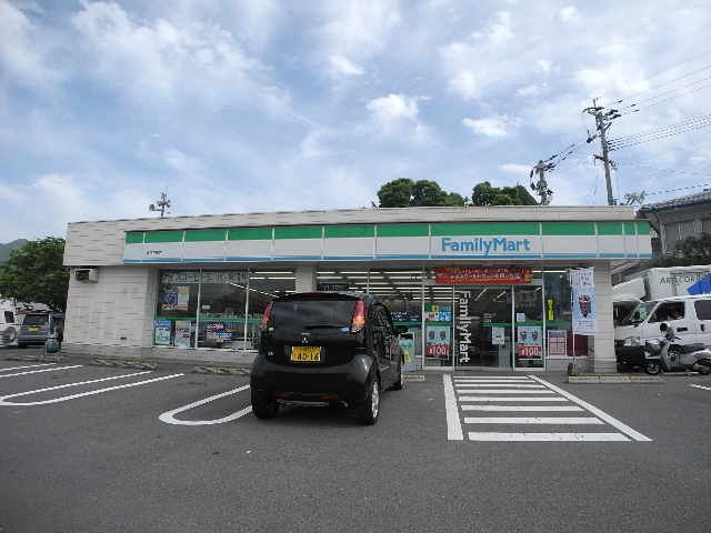 近くのファミリーマート 長与三根店まで656m(徒歩9分)
