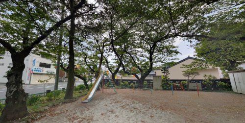 近くの公園まで340m(徒歩5分)