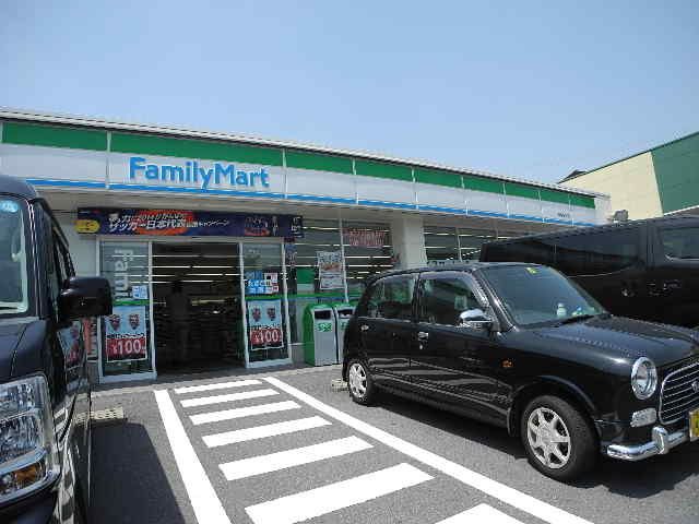 近くのファミリーマート 長与駅前店まで212m(徒歩3分)