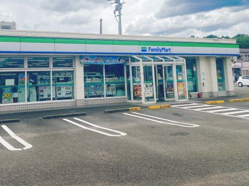 近くのファミリーマートさつま旭町店まで821m（徒歩11分）
