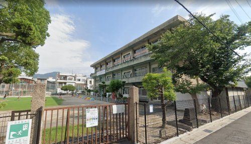 近くの呉市立両城小学校まで1,267m(徒歩16分)