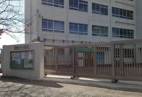 近くの高槻市立津之江小学校まで597m（徒歩8分）