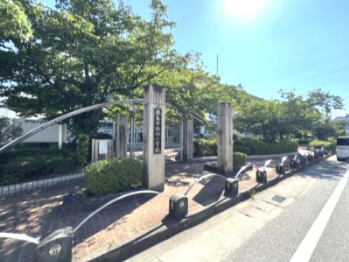 近くの徳島市助任小学校まで560m（徒歩7分）