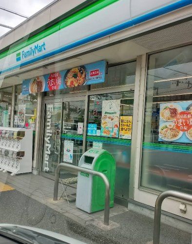 近くのファミリーマート 箕面市役所前店まで319m(徒歩4分)