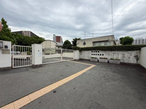 近くの豊中市立第十四中学校まで697m(徒歩9分)