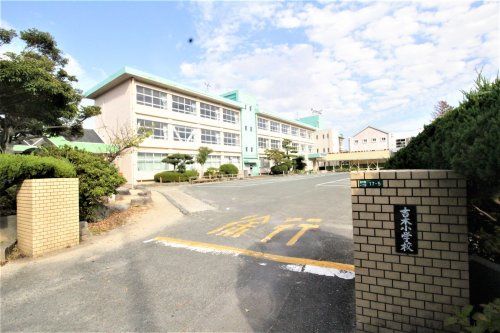 近くの岡垣町立吉木小学校まで912m(徒歩12分)
