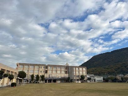 近くの高松市立屋島西小学校まで838m(徒歩11分)