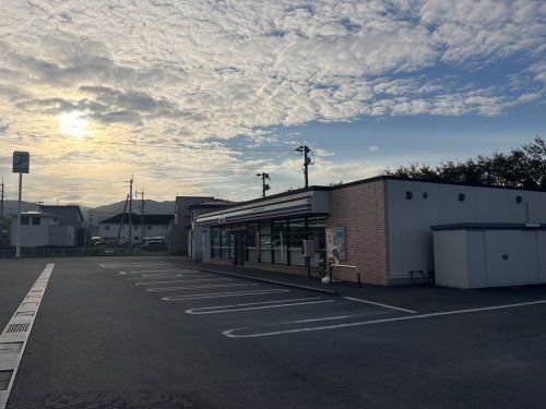 近くの鎮西ひかる保育園まで279m（徒歩4分）
