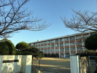 近くの寝屋川市立国松緑丘小学校まで484m（徒歩7分）