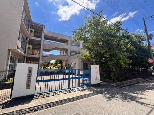 近くの豊中市立南桜塚小学校まで201m(徒歩3分)