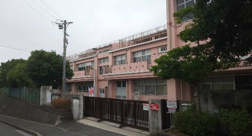 近くの横浜市立六浦南小学校まで544m（徒歩7分）